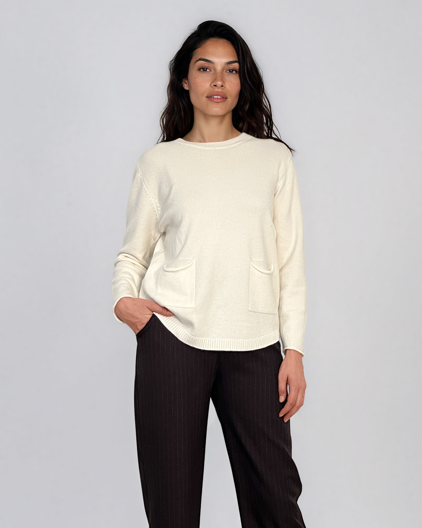 Pulover fin cu decolteu rotund crem PN144