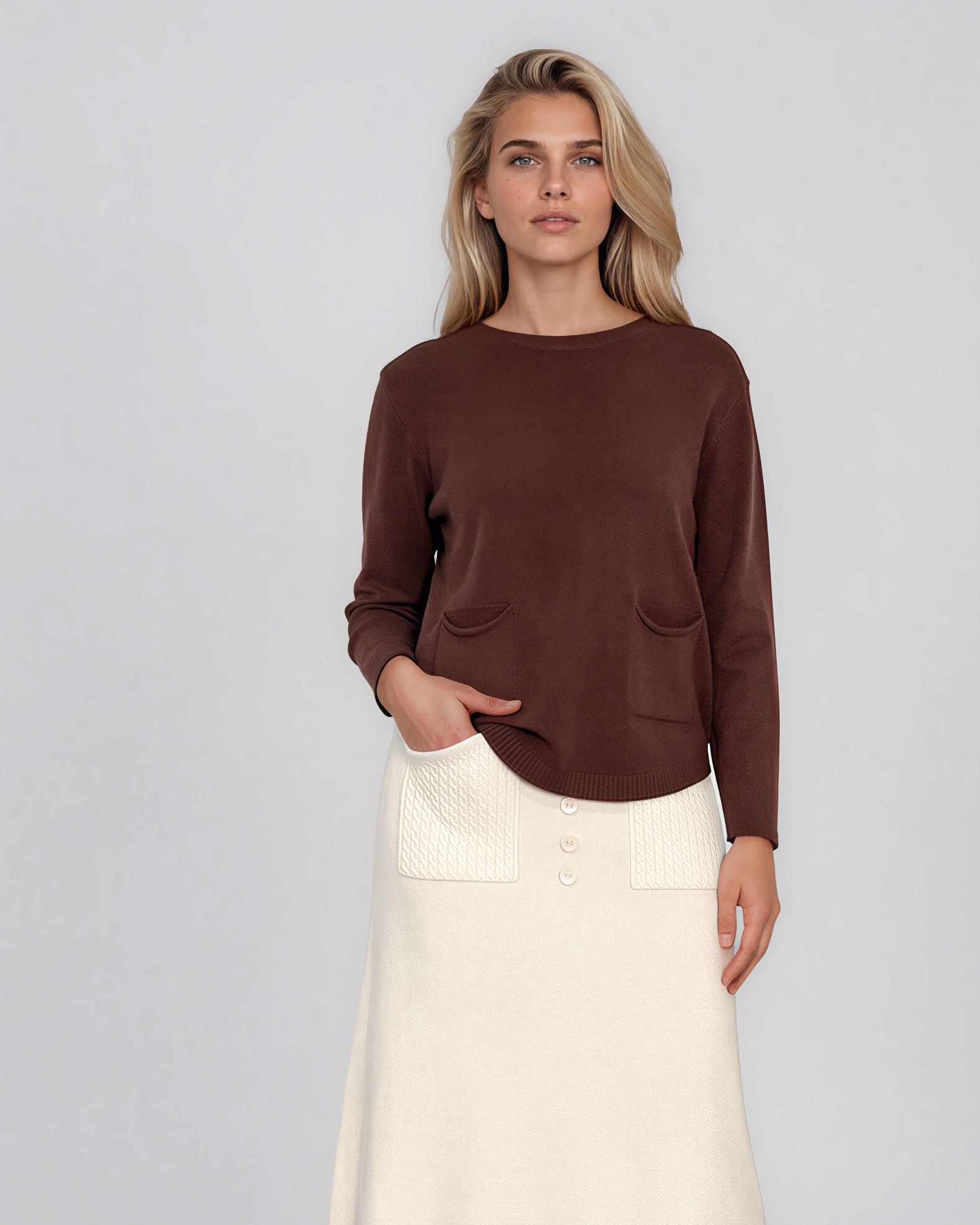 Pulover fin cu decolteu rotund maro PN144