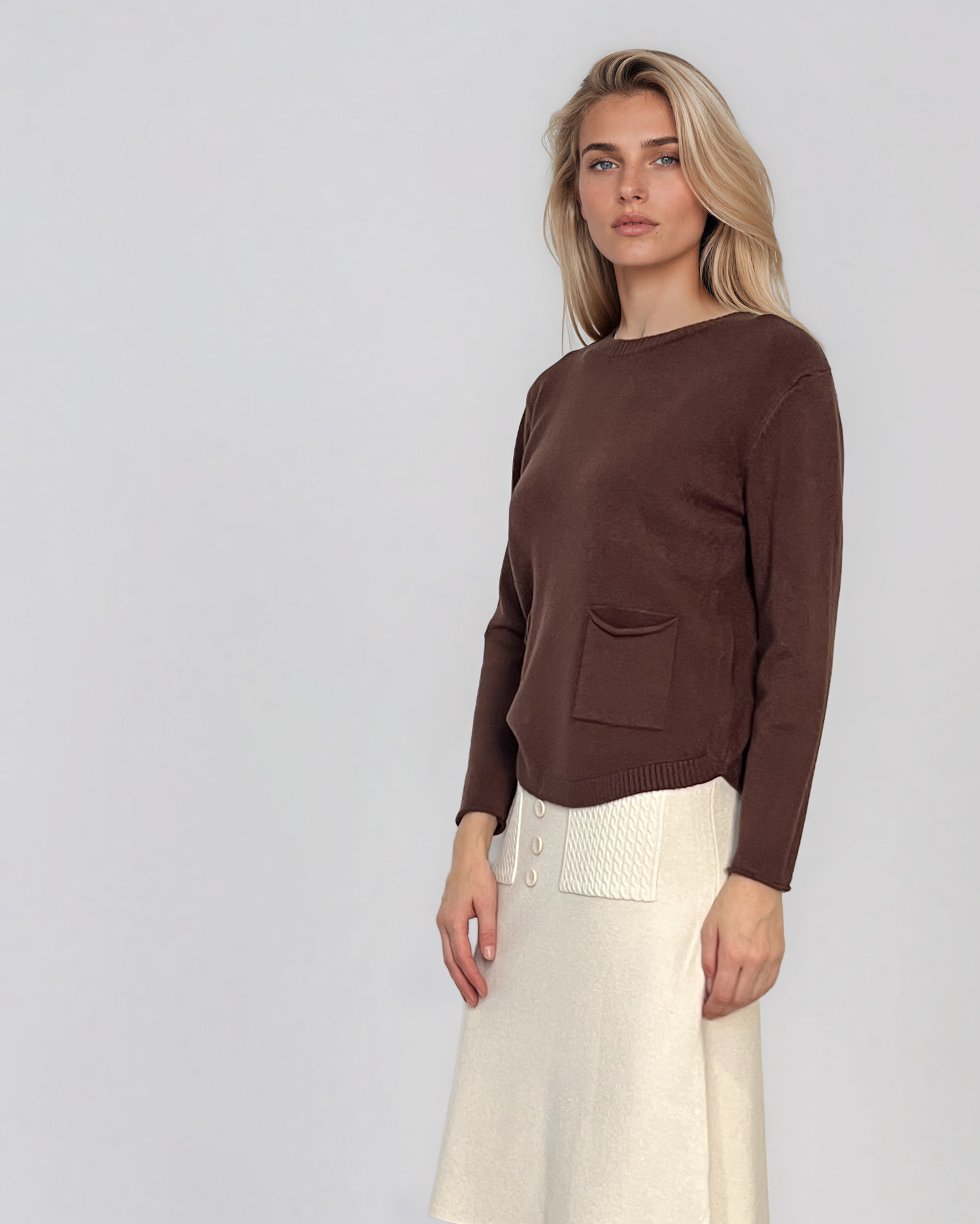 Pulover fin cu decolteu rotund maro PN144