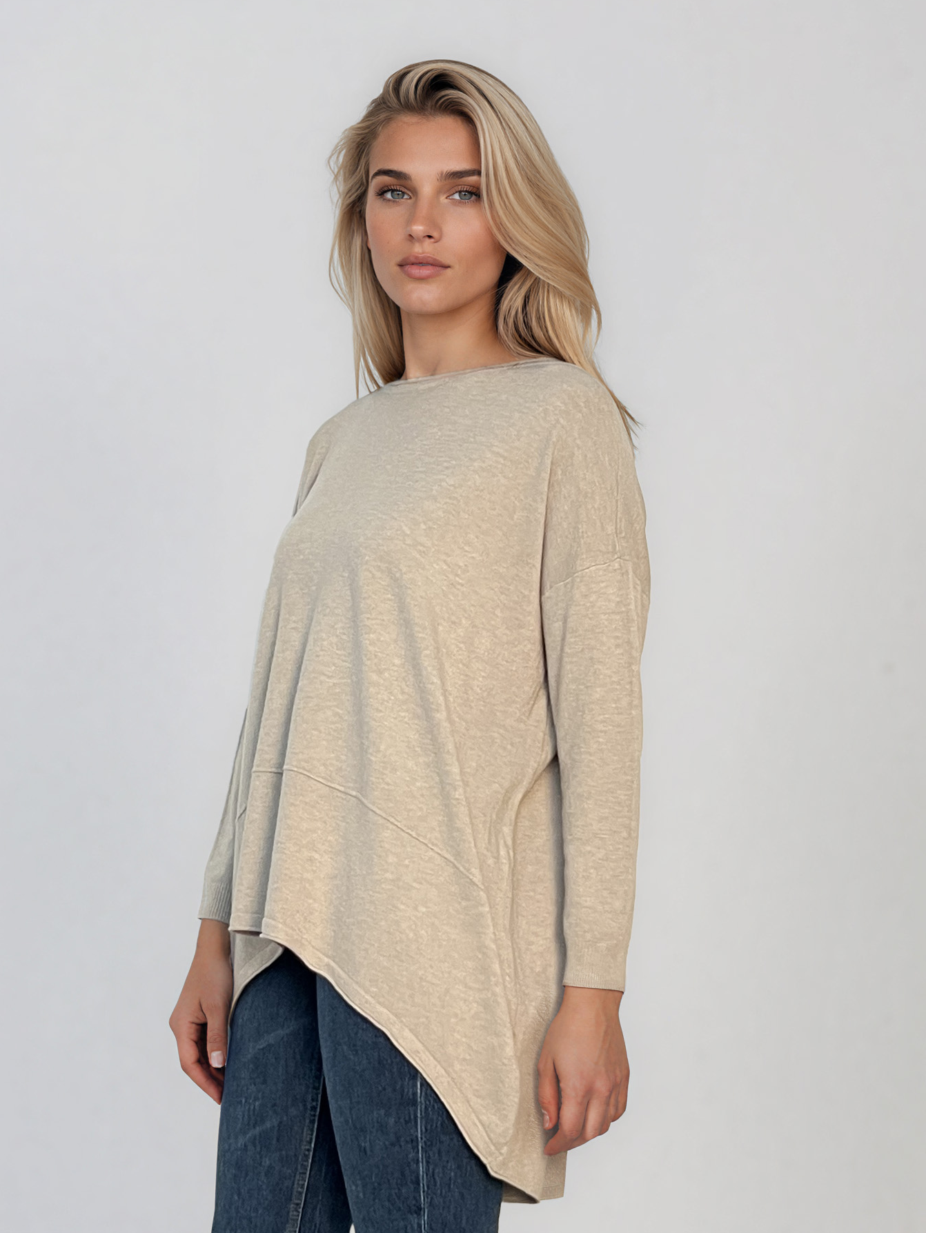 Pulover oversized cu tiv asimetric crem HL248