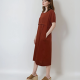 Rochie cu buzunare și nasturi pe o parte caramiziu