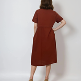 Rochie cu buzunare și nasturi pe o parte caramiziu