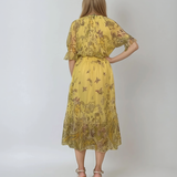 Rochie lungă din voal fluid cu volan jos și print floral galben