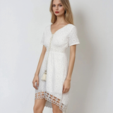 Rochie cu broderie și spatele gol alb