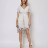 Rochie cu broderie și spatele gol alb