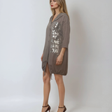 Rochie scurtă tip hanorac cu glugă croșetată și print floral grej