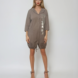 Rochie scurtă tip hanorac cu glugă croșetată și print floral grej