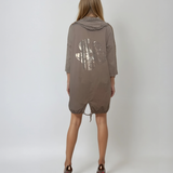 Rochie scurtă tip hanorac cu glugă croșetată și print floral grej