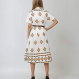 Rochie lungă din bumbac cu broderie geometrică și curea alb