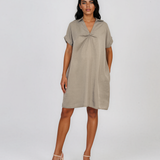 Rochie casual cu nod în piept și buzunare grej HL116