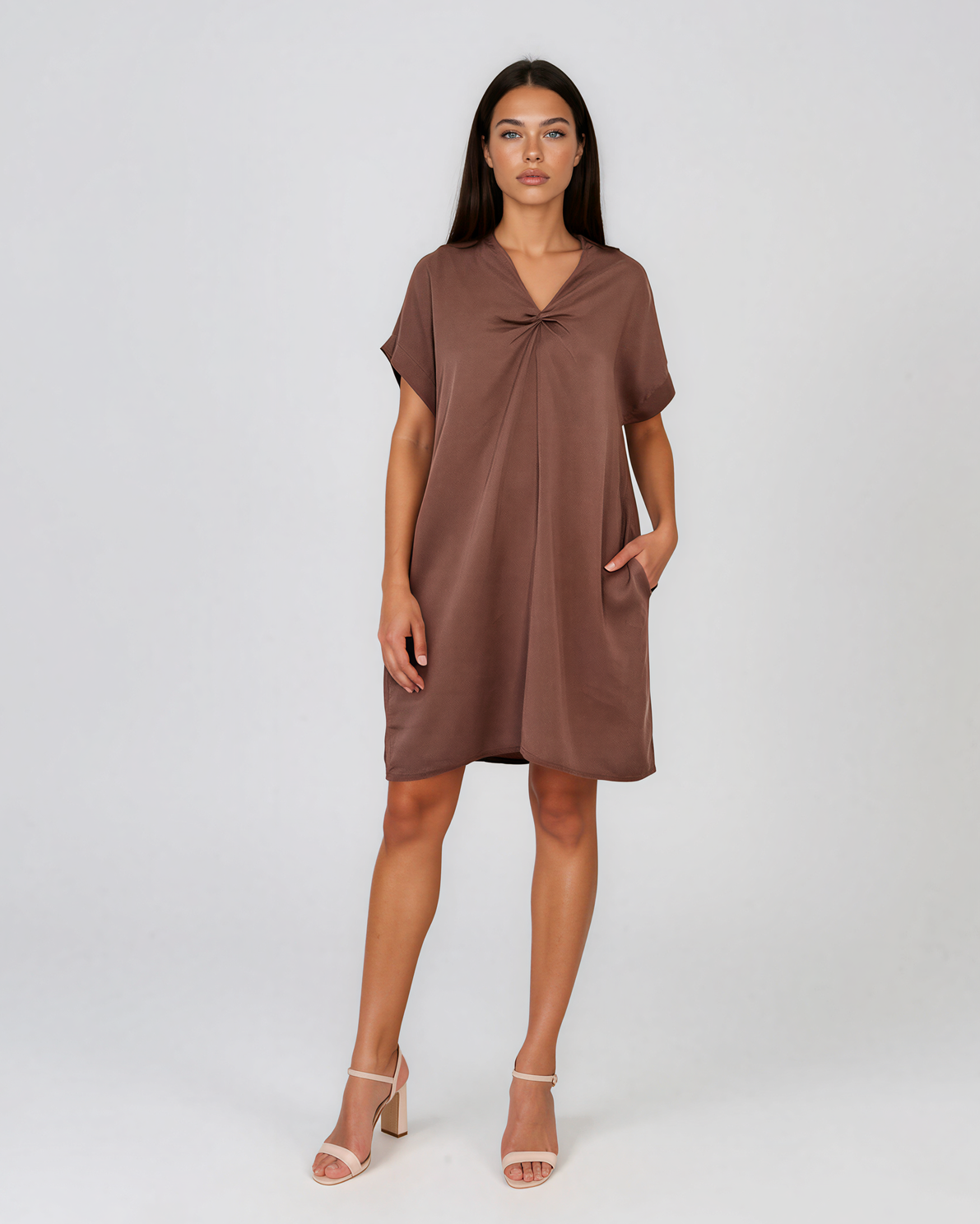 Rochie casual cu nod în piept și buzunare maro HL116