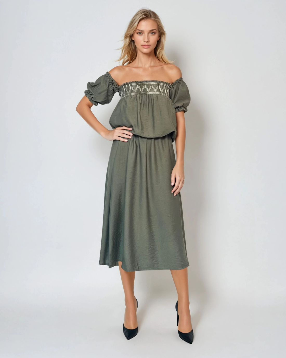 Rochie cu elastic în talie și bust, purtată pe umeri kaki 