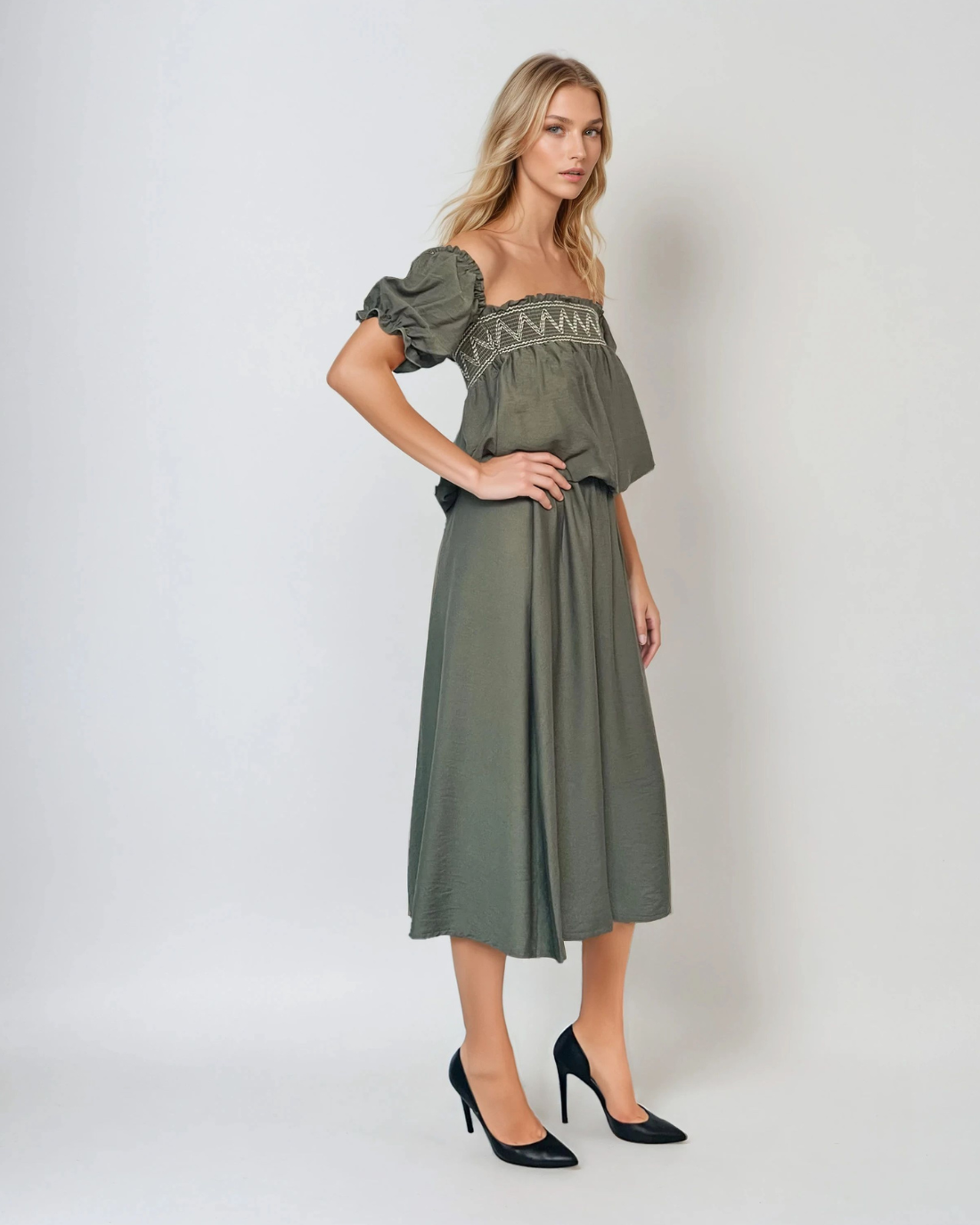 Rochie cu elastic în talie și bust, purtată pe umeri kaki 