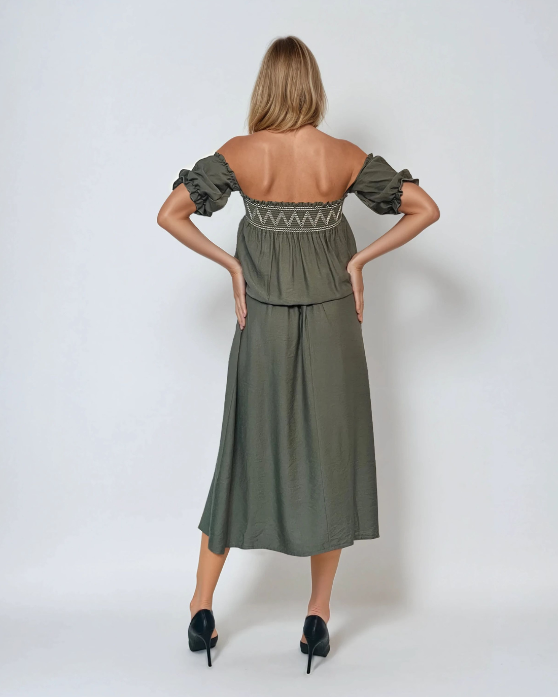 Rochie cu elastic în talie și bust, purtată pe umeri kaki 