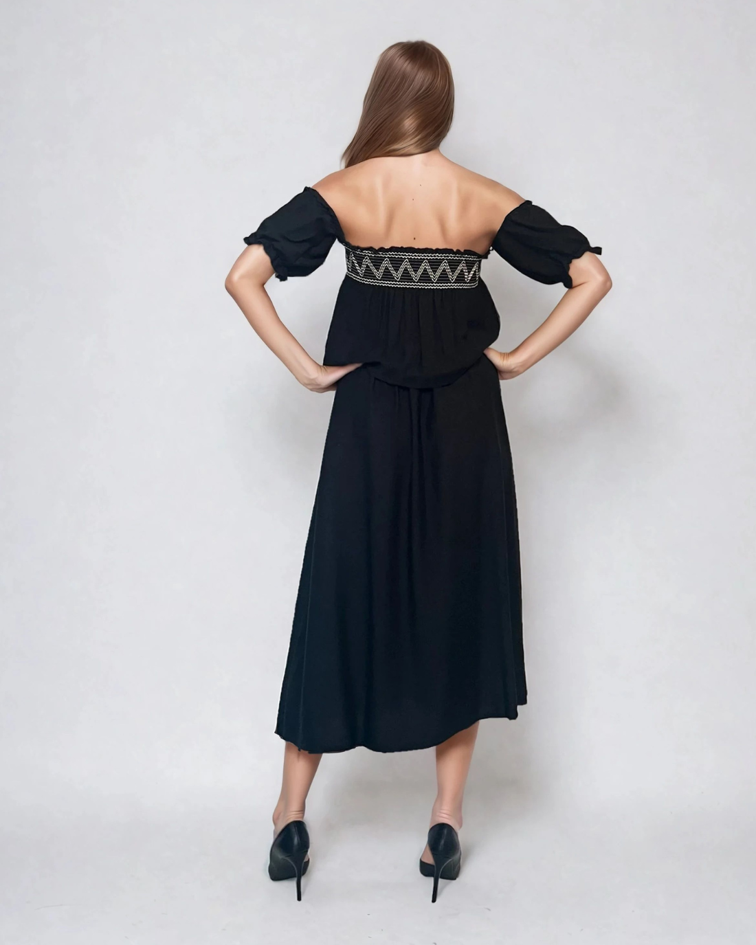 Rochie cu elastic în talie și bust, purtată pe umeri negru 