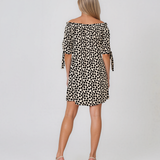 Rochie cu elastic pe umeri și buline alb-negru HL119