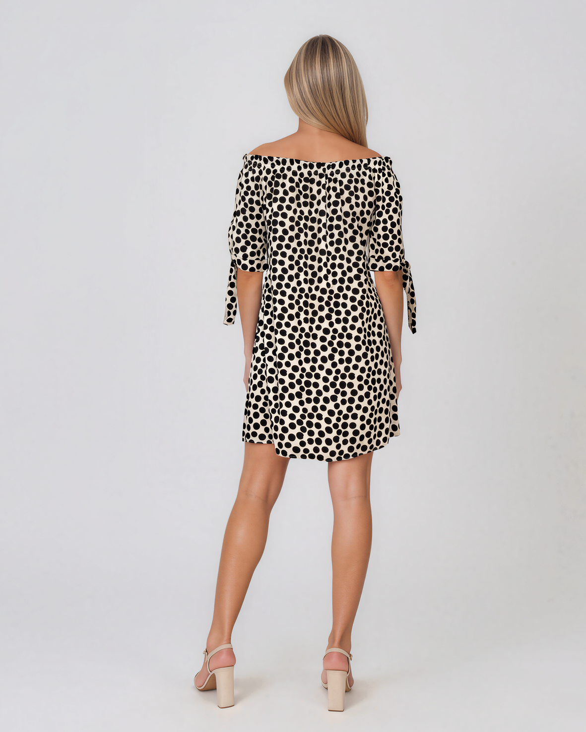Rochie cu elastic pe umeri și buline alb-negru HL119