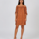 Rochie cu elastic pe umeri și buline beige HL119