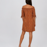 Rochie cu elastic pe umeri și buline beige HL119
