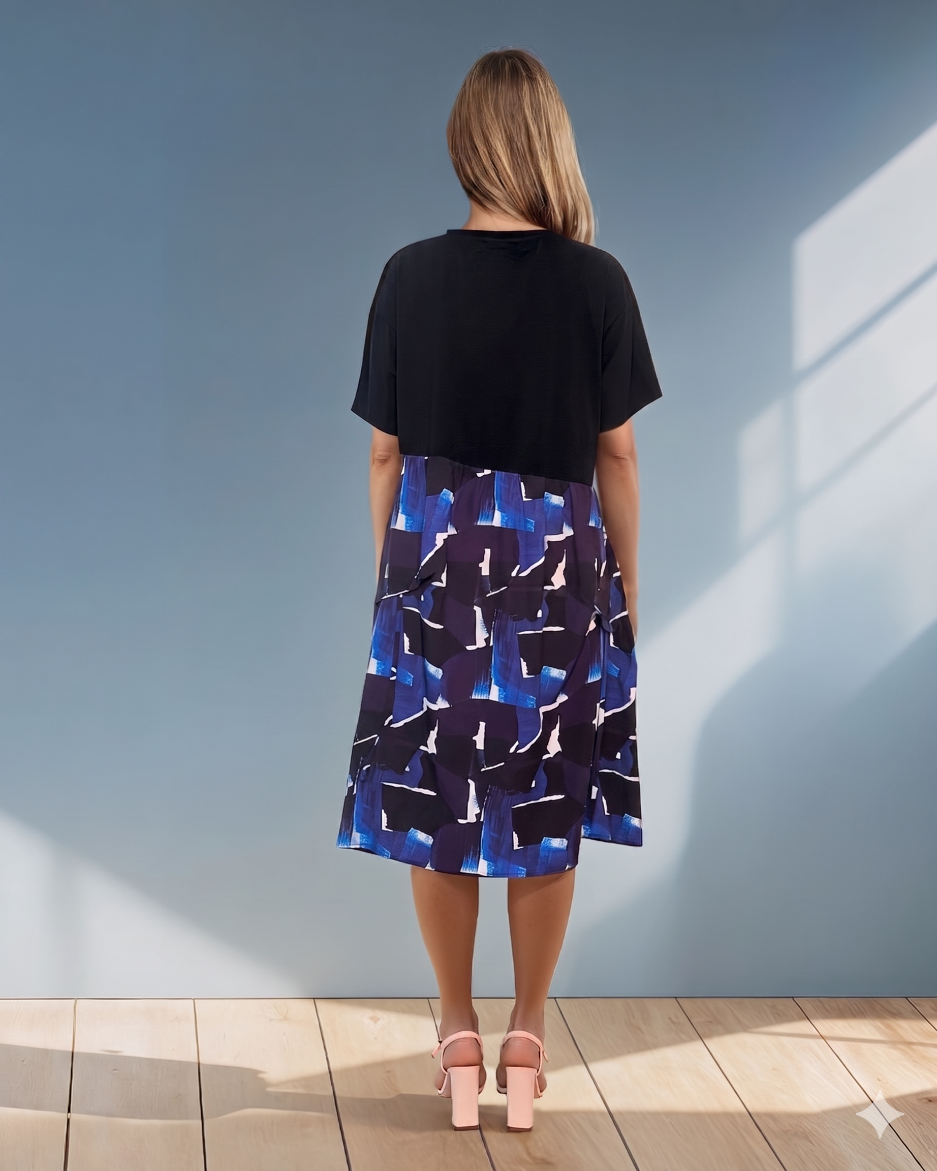 Rochie largă cu mânecă scurtă și print geometric albastru PR876