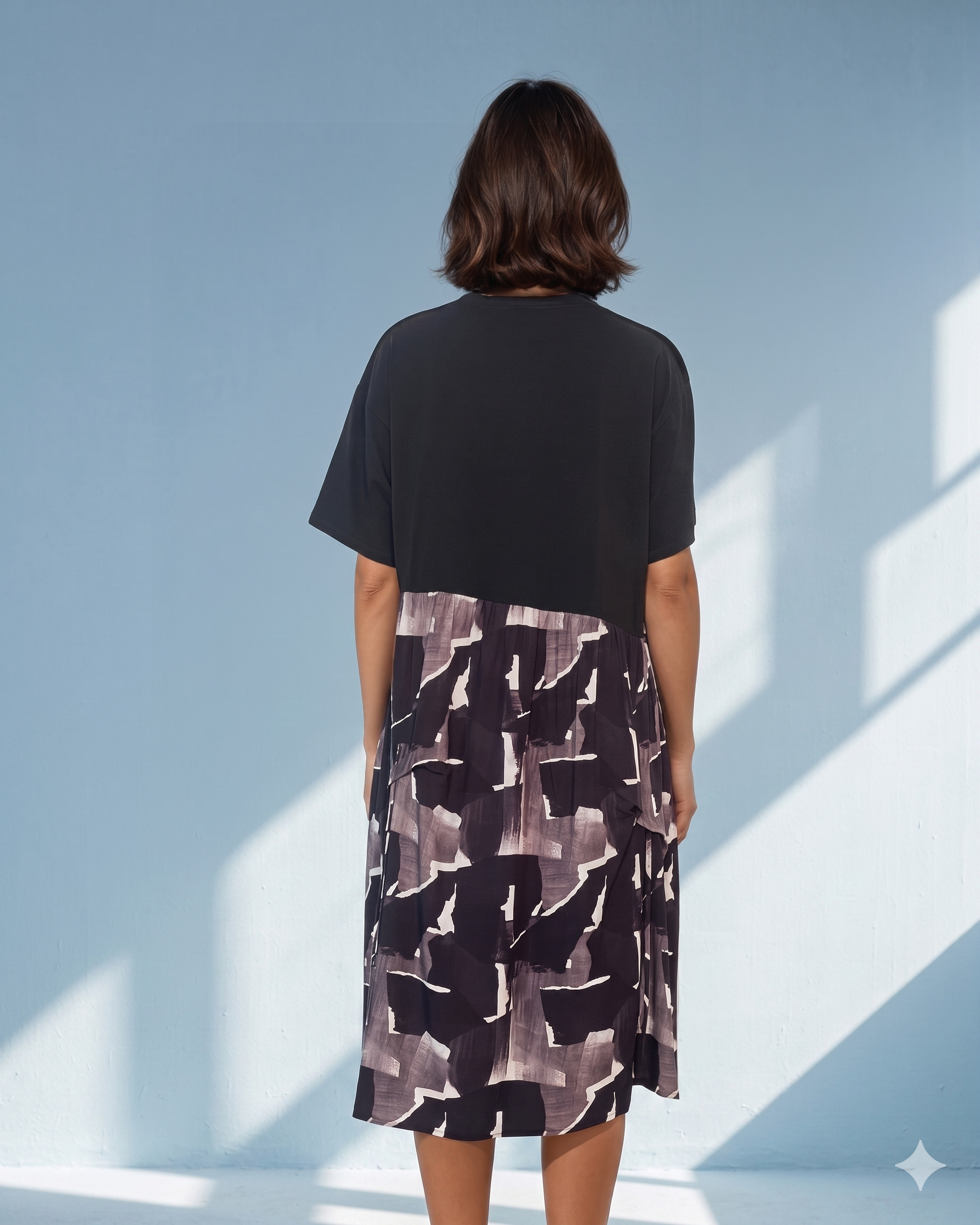 Rochie largă cu mânecă scurtă și print geometric gri PR876