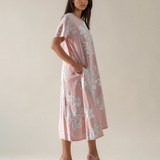Rochie largă cu print floral și buzunare roz PR993