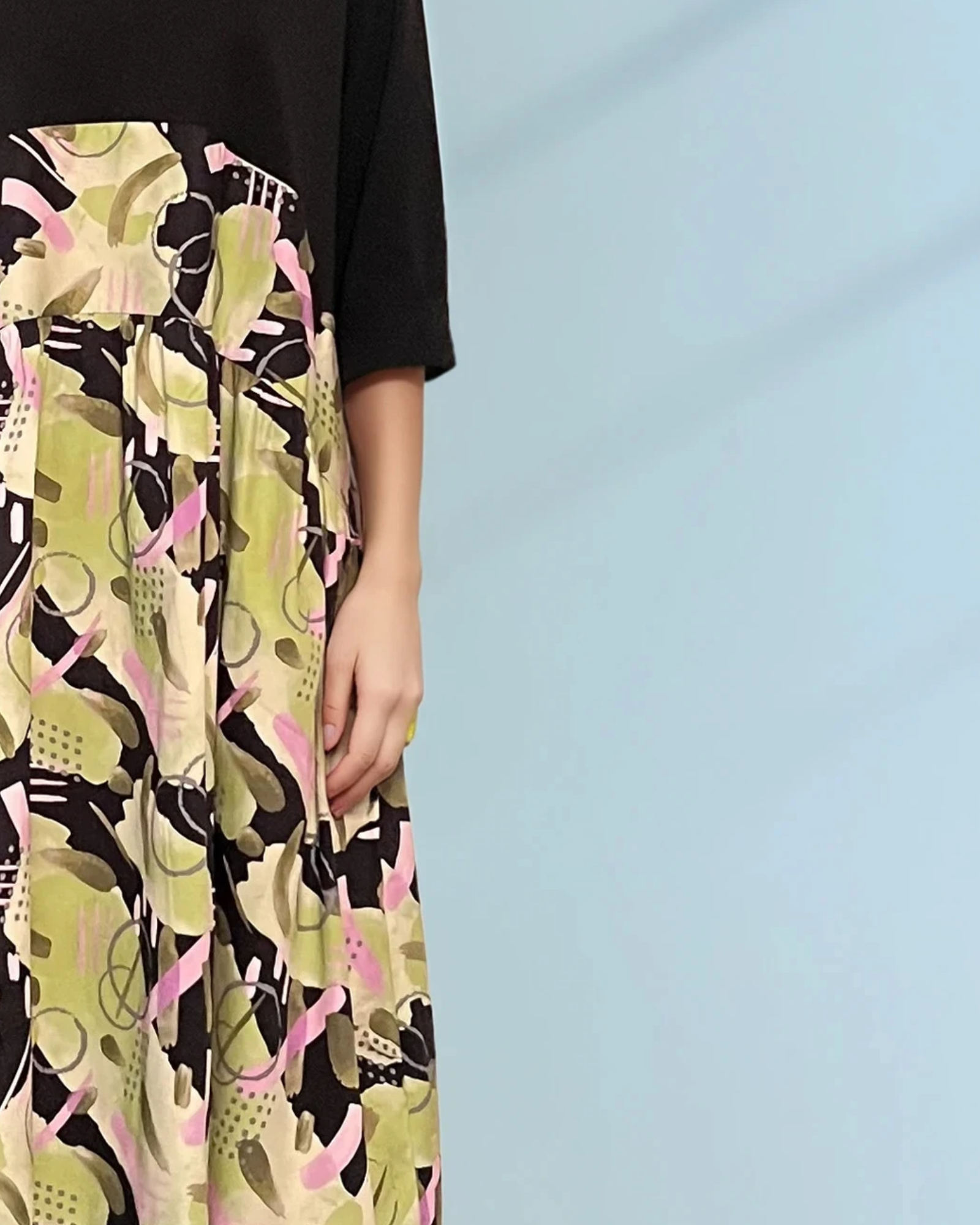 Rochie largă cu print la poale și mânecă 3/4 negru 
