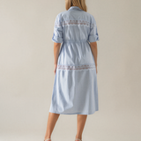 Rochie largă cu șiret în talie și broderie bleu PR998