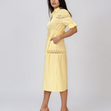 Rochie largă cu șiret în talie și broderie galben PR998