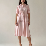 Rochie largă cu șiret în talie și broderie roz PR998