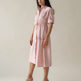 Rochie largă cu șiret în talie și broderie roz PR998
