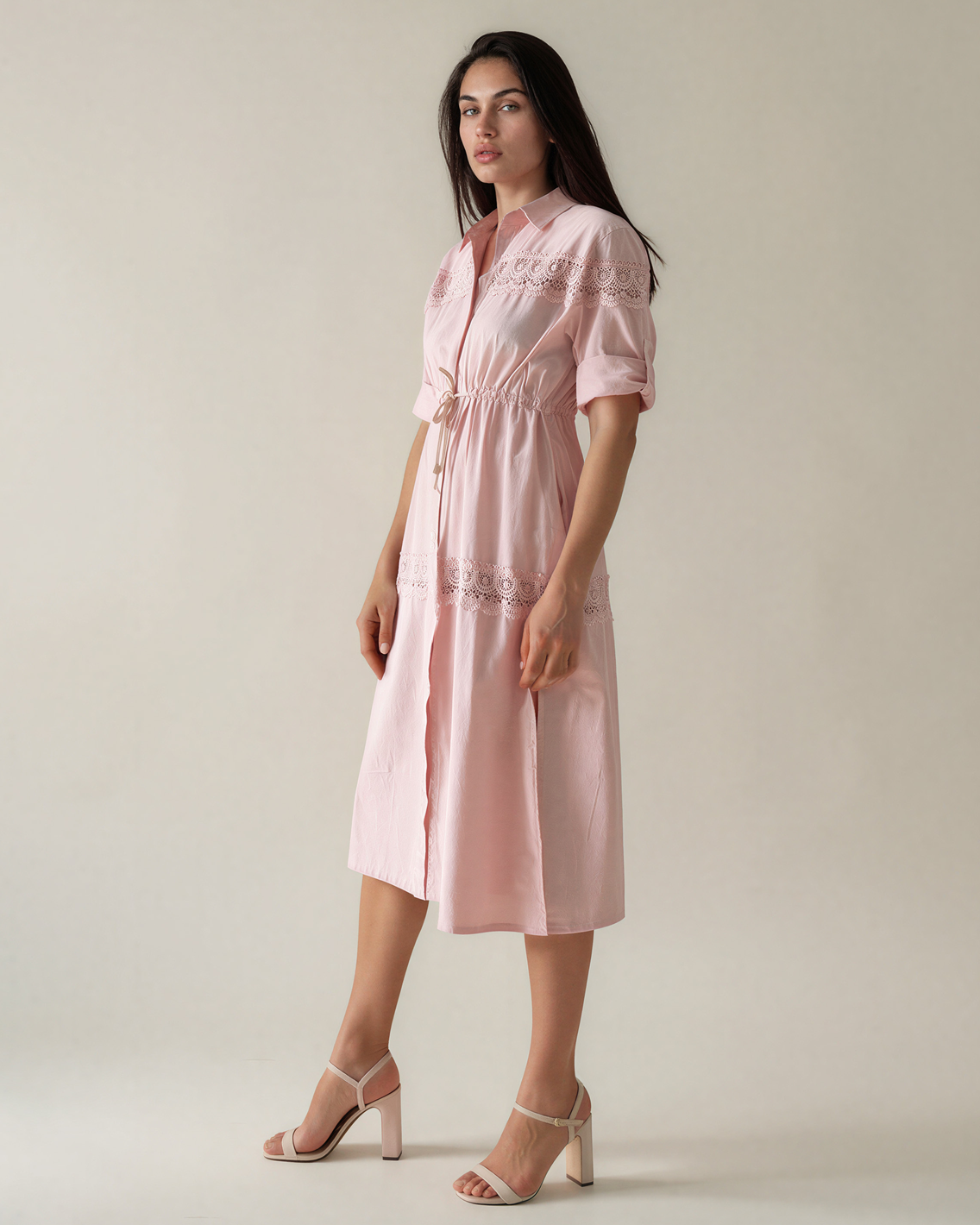 Rochie largă cu șiret în talie și broderie roz PR998