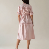 Rochie largă cu șiret în talie și broderie roz PR998