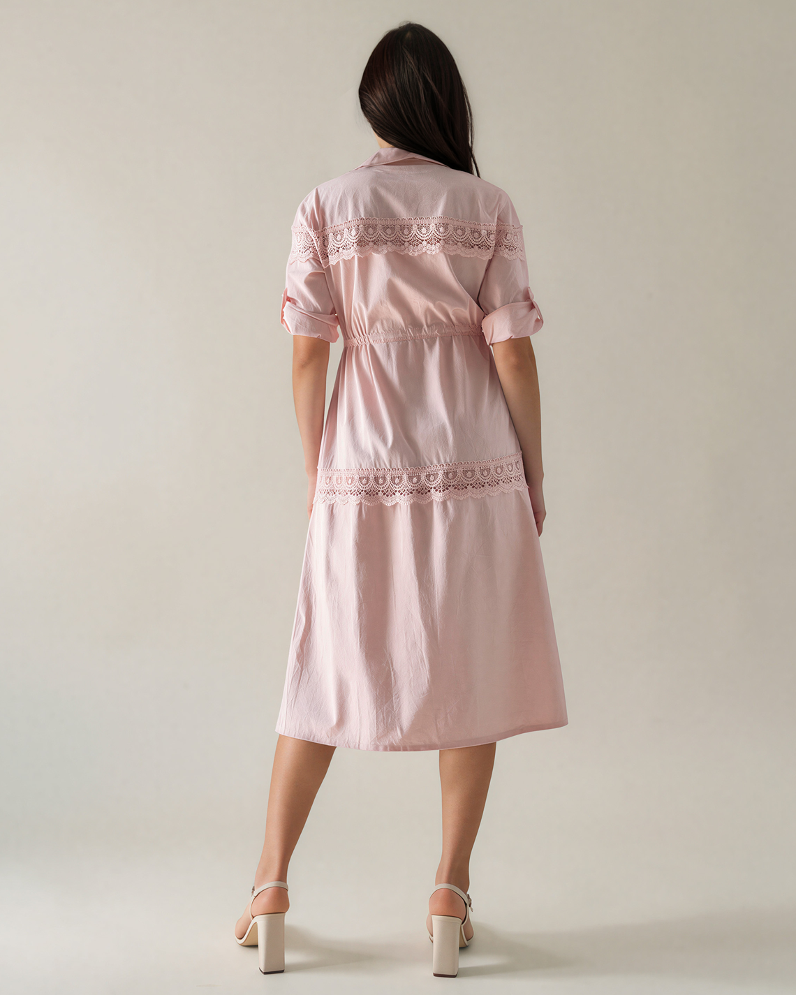 Rochie largă cu șiret în talie și broderie roz PR998