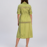 Rochie largă cu șiret în talie și broderie vernil PR998