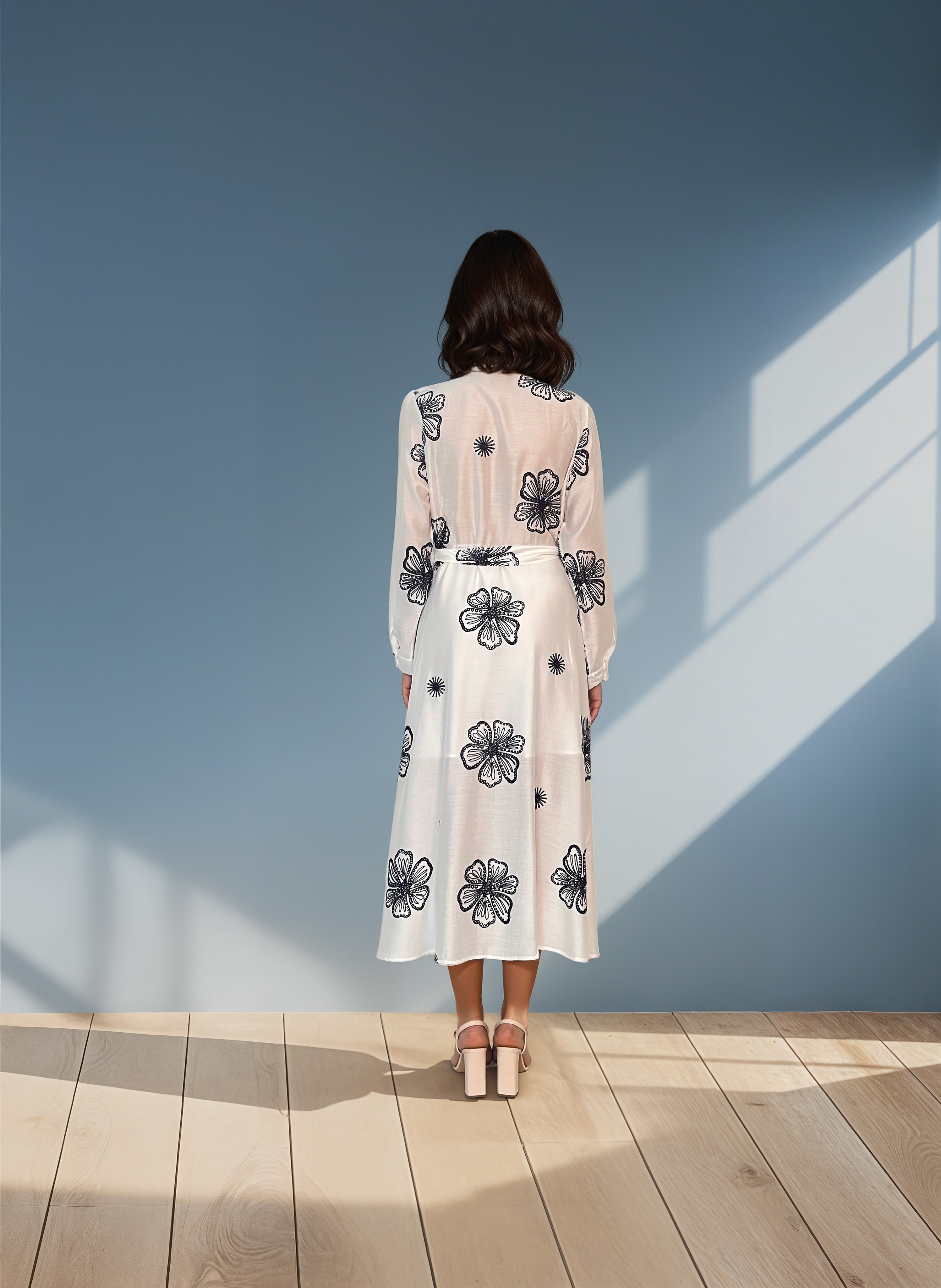 Rochie lungă brodată cu flori alb-bleumarin HL067