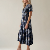 Rochie lungă cu imprimeu floral, decolteu petrecut și volane bleumarin PR994