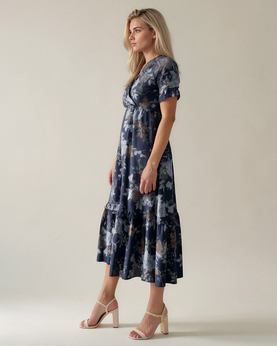 Rochie lungă cu imprimeu floral, decolteu petrecut și volane bleumarin PR994