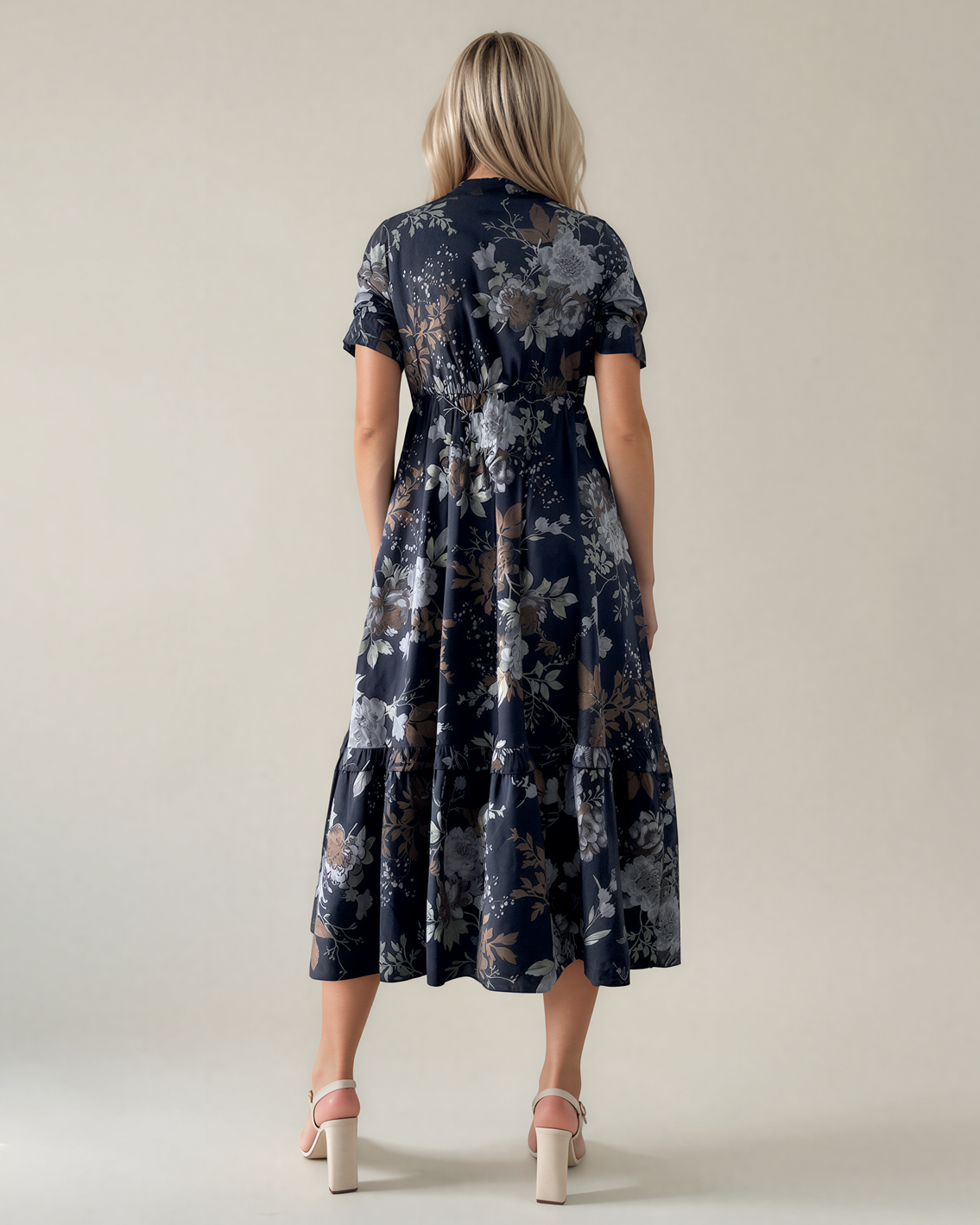 Rochie lungă cu imprimeu floral, decolteu petrecut și volane bleumarin PR994