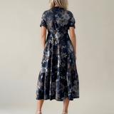 Rochie lungă cu imprimeu floral, decolteu petrecut și volane bleumarin PR994