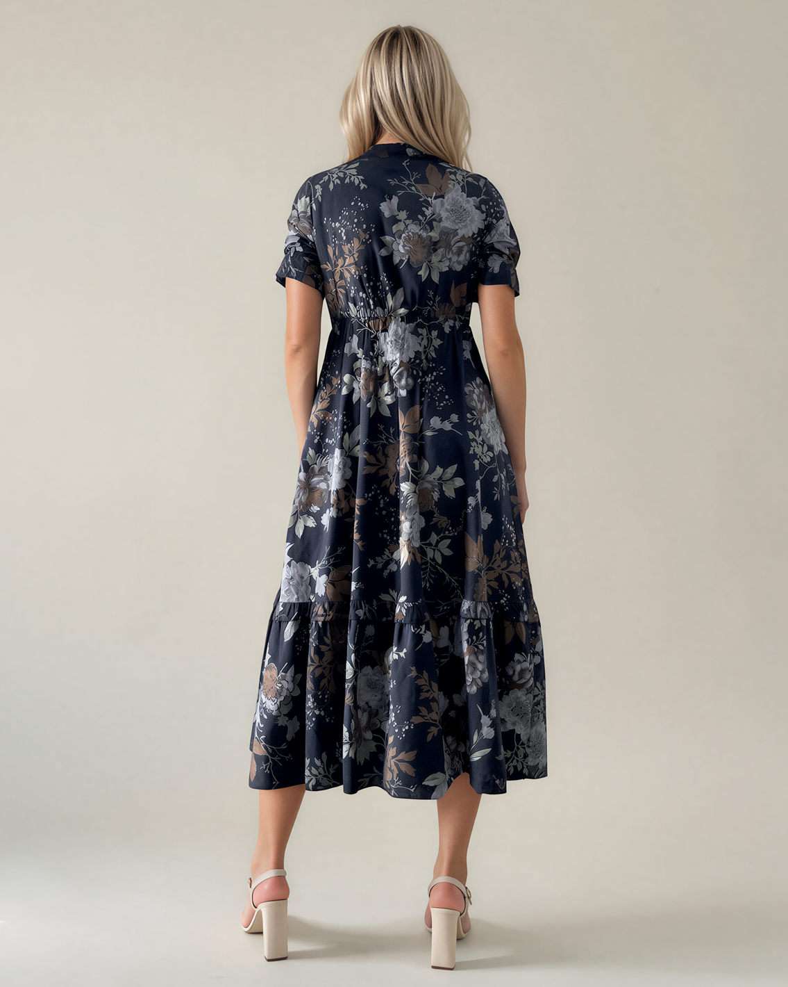 Rochie lungă cu imprimeu floral, decolteu petrecut și volane bleumarin PR994
