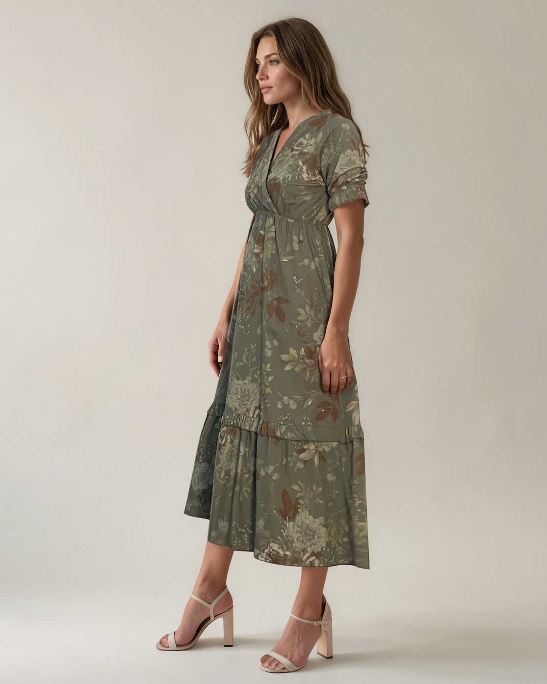 Rochie lungă cu imprimeu floral, decolteu petrecut și volane kaki PR994