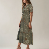 Rochie lungă cu imprimeu floral, decolteu petrecut și volane kaki PR994