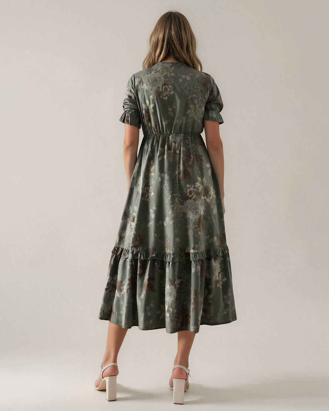 Rochie lungă cu imprimeu floral, decolteu petrecut și volane kaki PR994