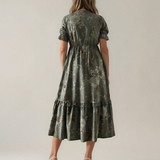 Rochie lungă cu imprimeu floral, decolteu petrecut și volane kaki PR994