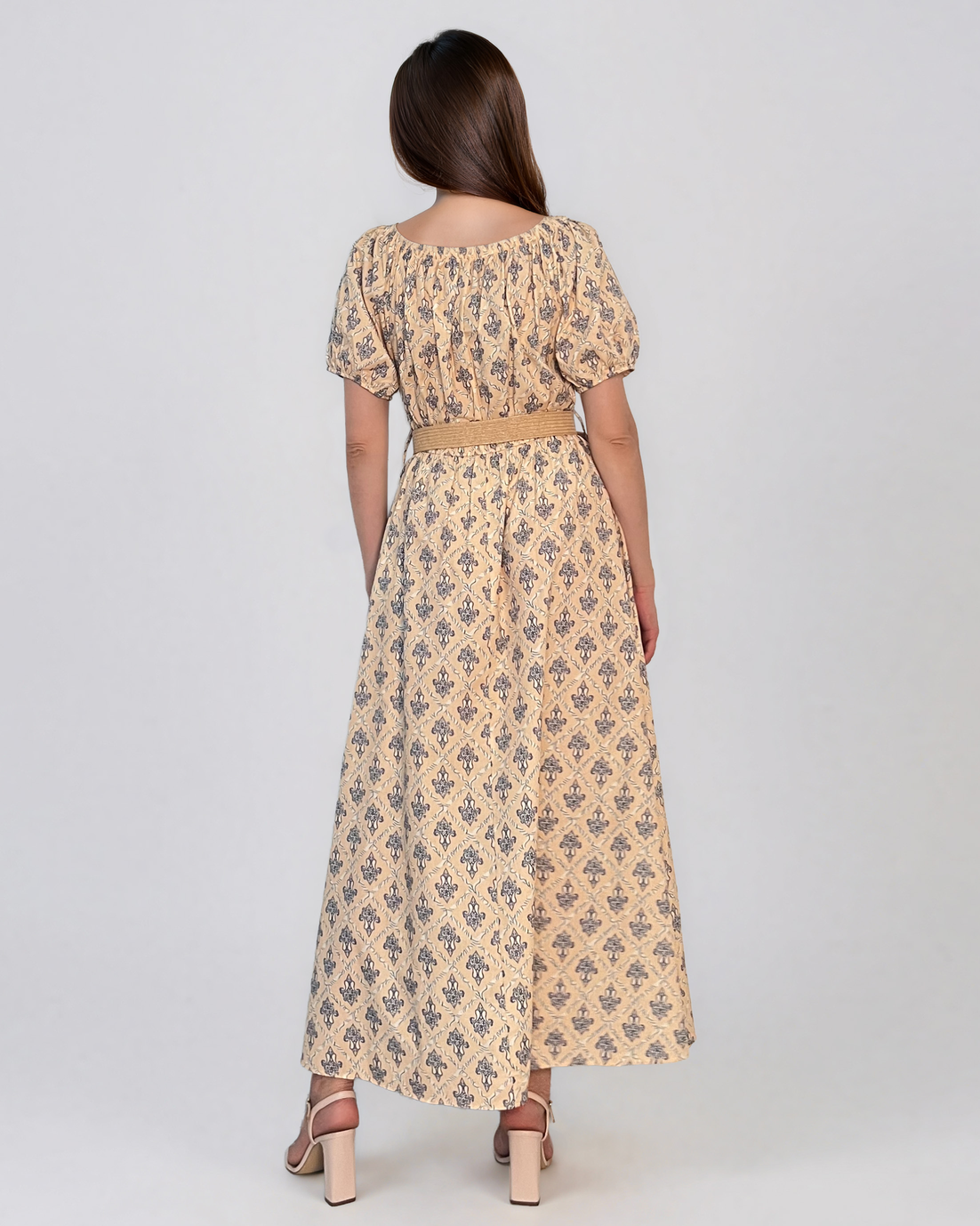 Rochie lungă cu print geometric și curea beige PN025