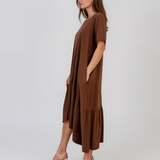 Rochie lungă cu volan, buzunare și nasturi decorativi pe spate maro PR996
