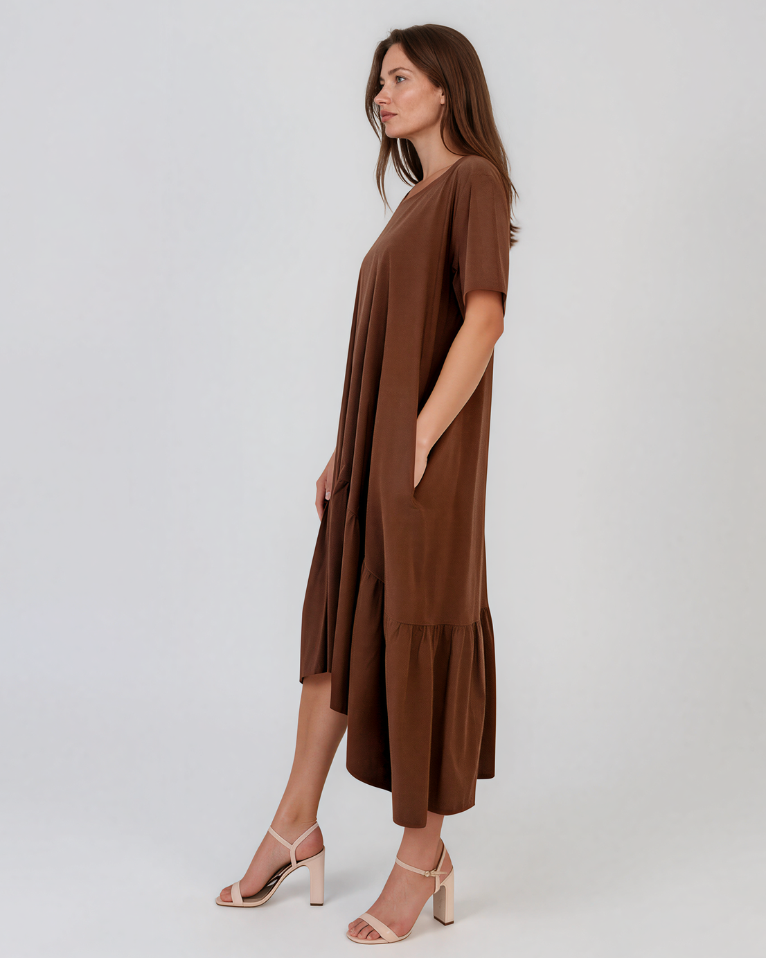 Rochie lungă cu volan, buzunare și nasturi decorativi pe spate maro PR996