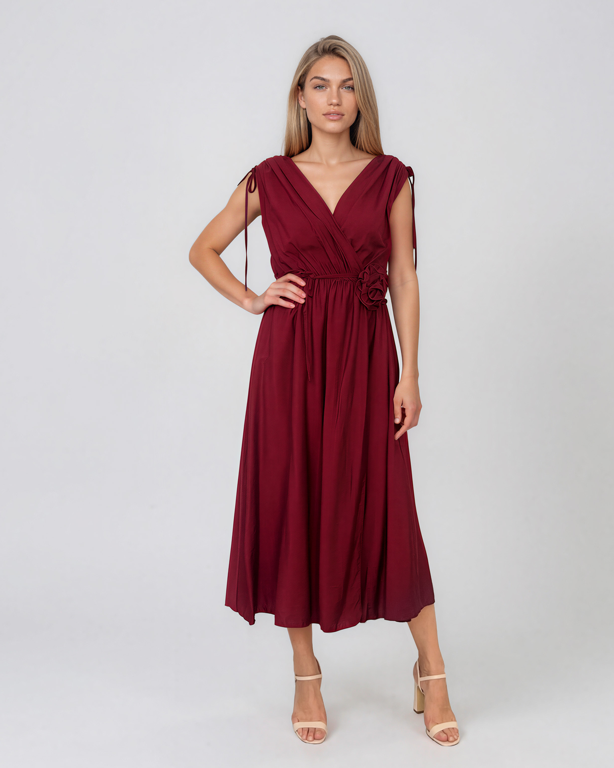 Rochie midi din vâscoză cu decolteu petrecut și umeri încrețiți grena HL187
