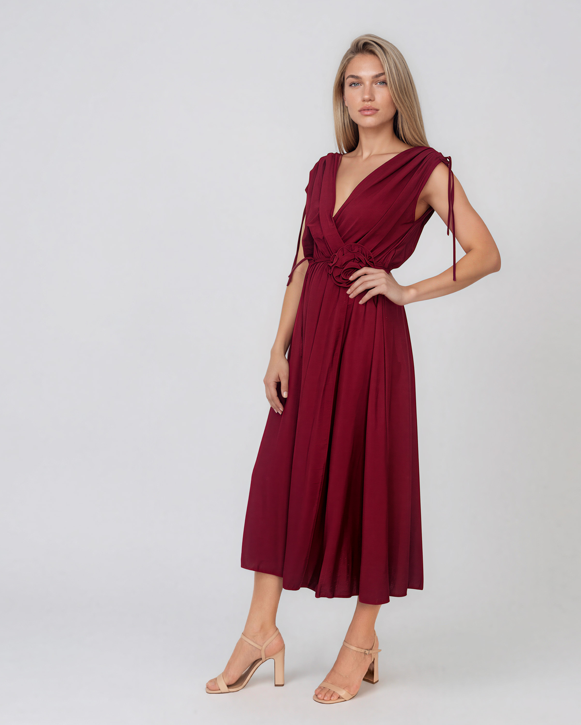 Rochie midi din vâscoză cu decolteu petrecut și umeri încrețiți grena HL187